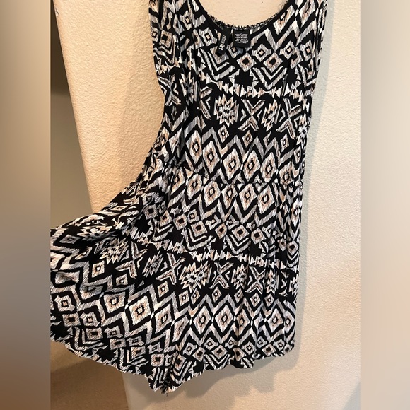 Sleeveless Romper w/ pockets - Picture 5 of 7